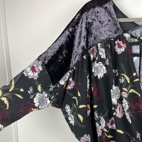 Gimmicks by BKE Floral Velvet Top Dolman Sleeve V-neck Medium Boho Black Gray - Picture 9 of 10